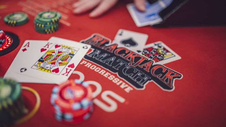 Mesa de Bacará com as áreas de aposta para Jogador, Banca e Empate