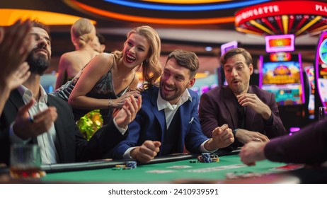 Dealer profissional sorrindo em uma mesa de Blackjack ao vivo