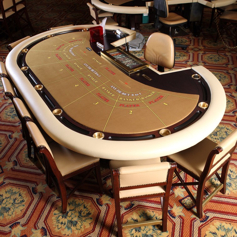 Mesa de Blackjack com cartas e fichas de aposta